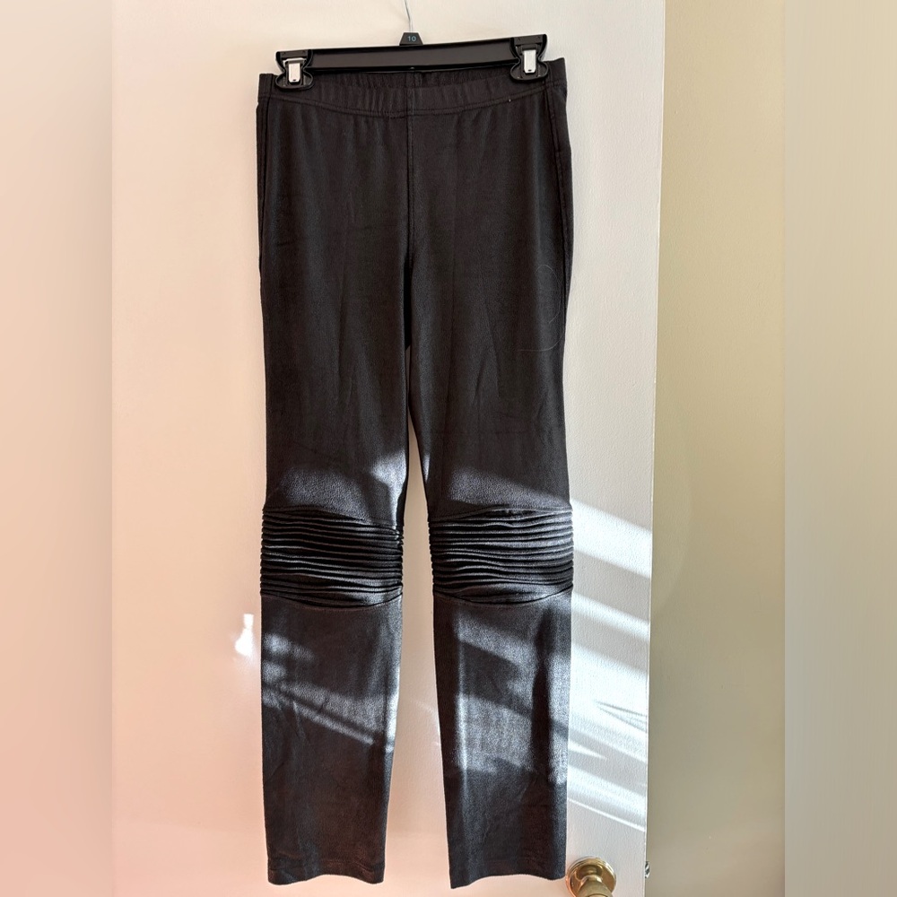 Leggings size M.  Never worn